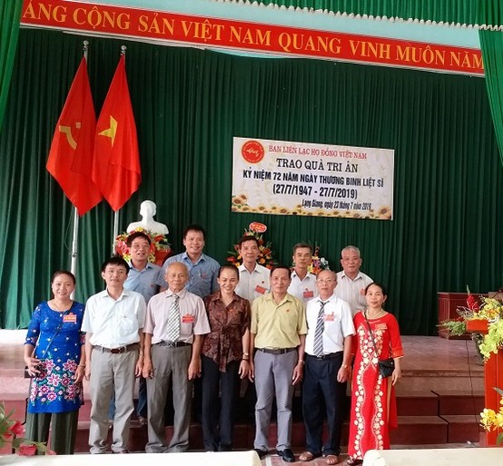 ho-dong-viet-nam-tham-tang-qua-cac-gia-dinh-thuong-binh-liet-si